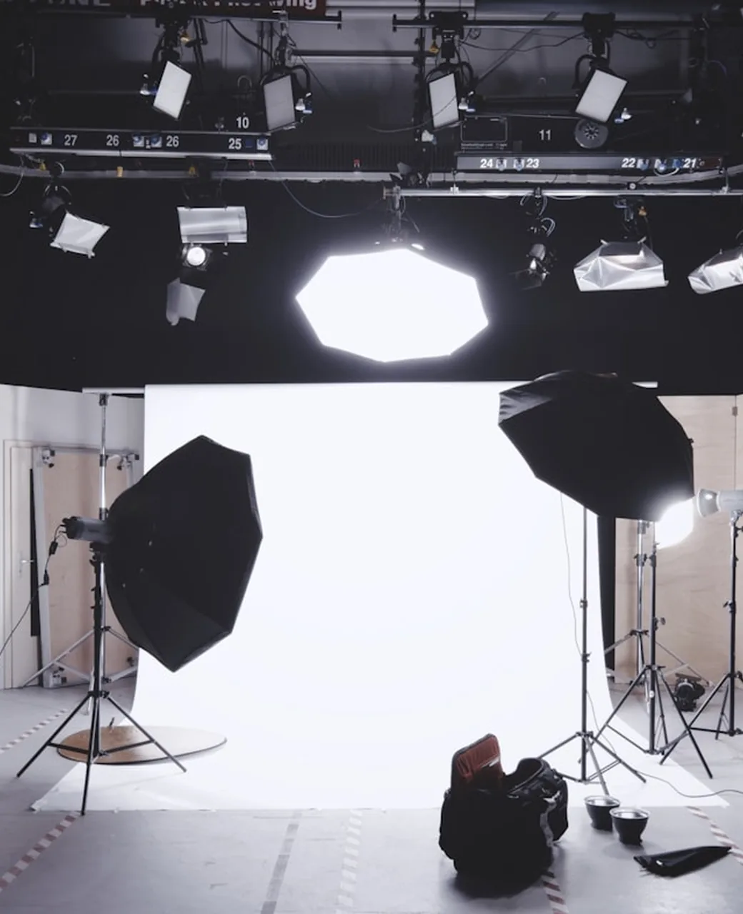 Telecamera professionale predisposta per una conversazione in studio